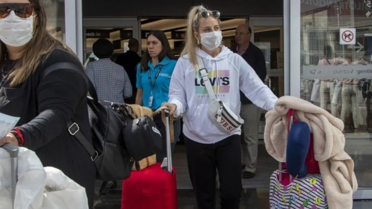 estudiantes arribando al aeropuerto