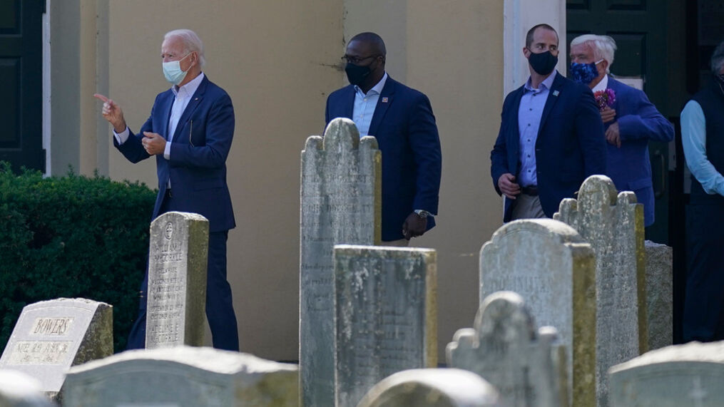 Biden saliendo de un servicio religioso