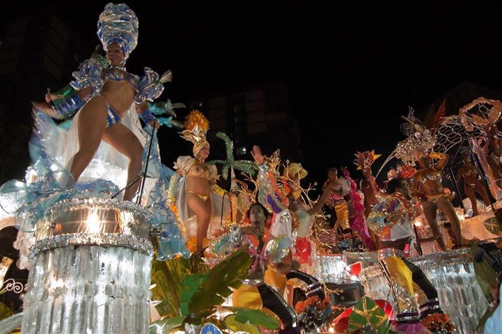 Carnavales en Santiago de Cuba, fiesta en la tierra más caliente