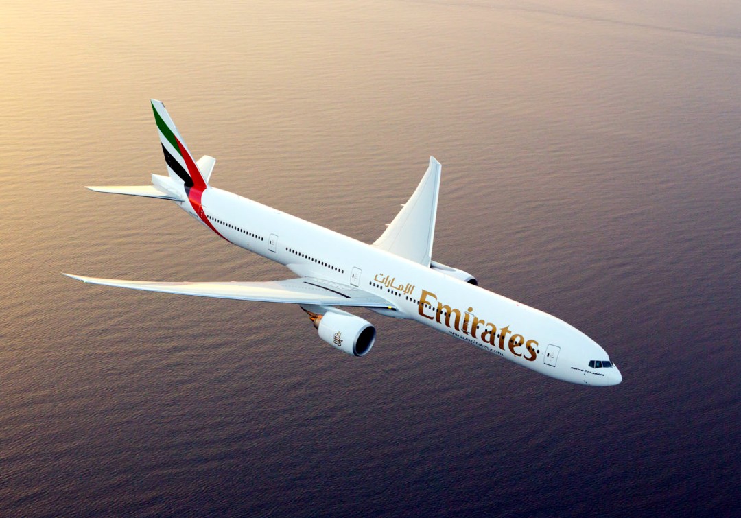 avión de Emirates en el aire