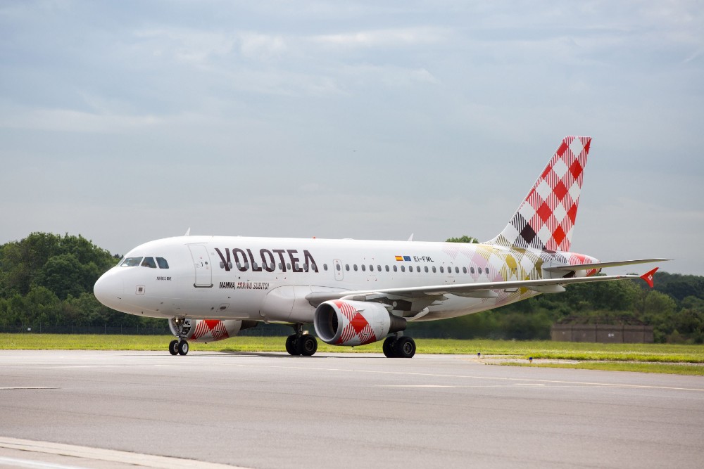 avión de Volotea en la pista