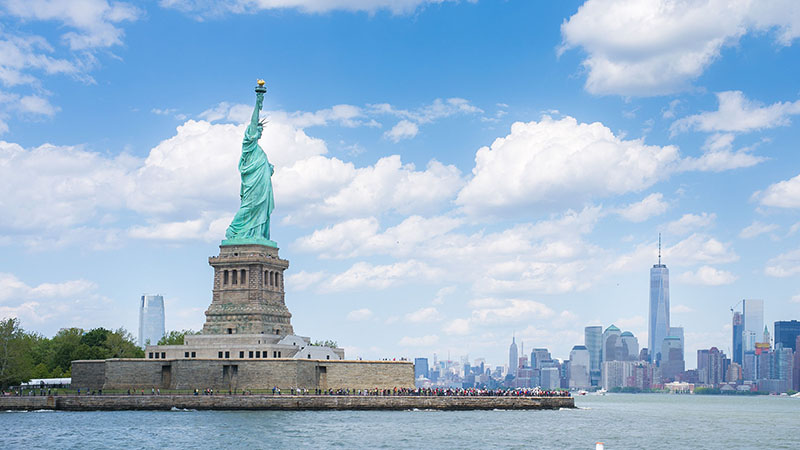 Abre Estatua de la Libertad contra viento y marea