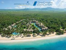 hotel de AMResorts desde el aire, su logo y el del protocolo de salud
