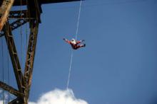 "Santa Bombero" saltó desde 150 m para dar regalos a niños