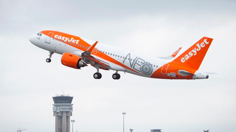 Easyjet reduce pérdidas