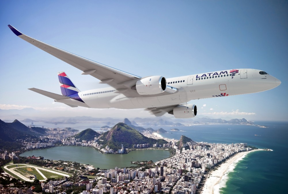 avión de LATAM en el aire, Rio de Janeiro debajo