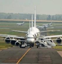 IATA reporta caída de 3% en Bolsa de las aerolíneas en agosto debido al impacto del petróleo 