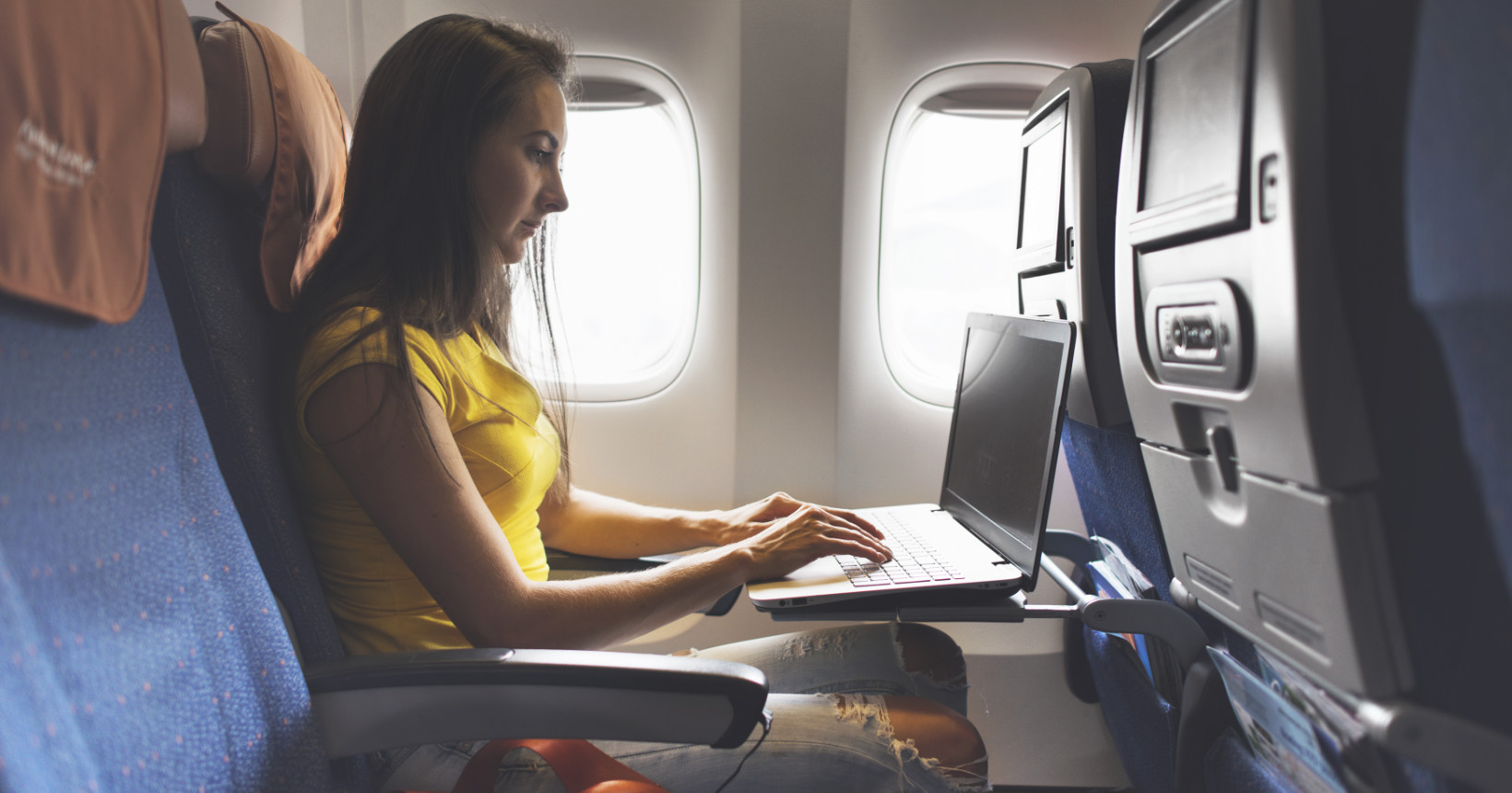 asiento del medio vacío, mujer con laptop