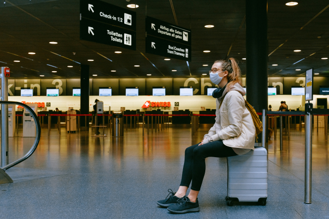 turista inglesa en un aeropuerto de Francia