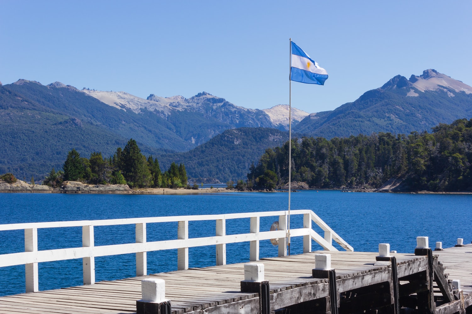 bandera de Argentina en un muelle