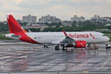 Avión de Avianca en la pista