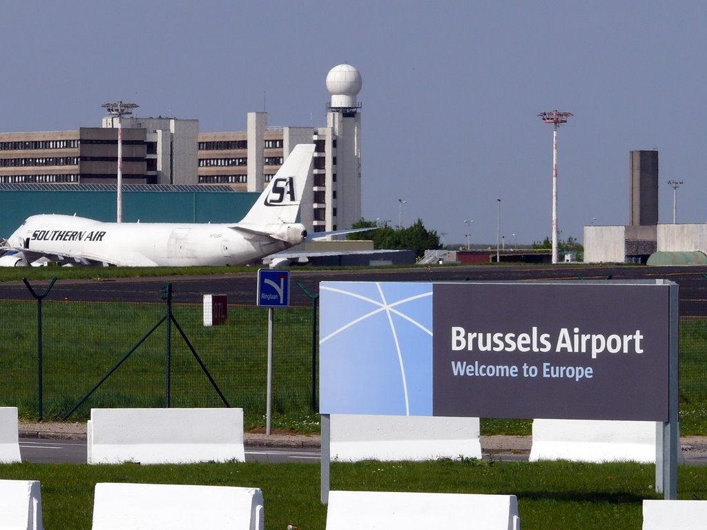 Aeropuerto de Bruselas reanudó sus vuelos con fuertes medidas de seguridad