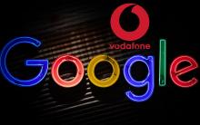logos de Google y Vodafone sobre fondo oscuro