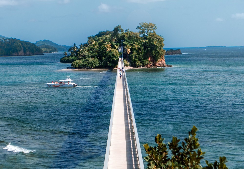 vista de Samaná, un puente sobre una playa