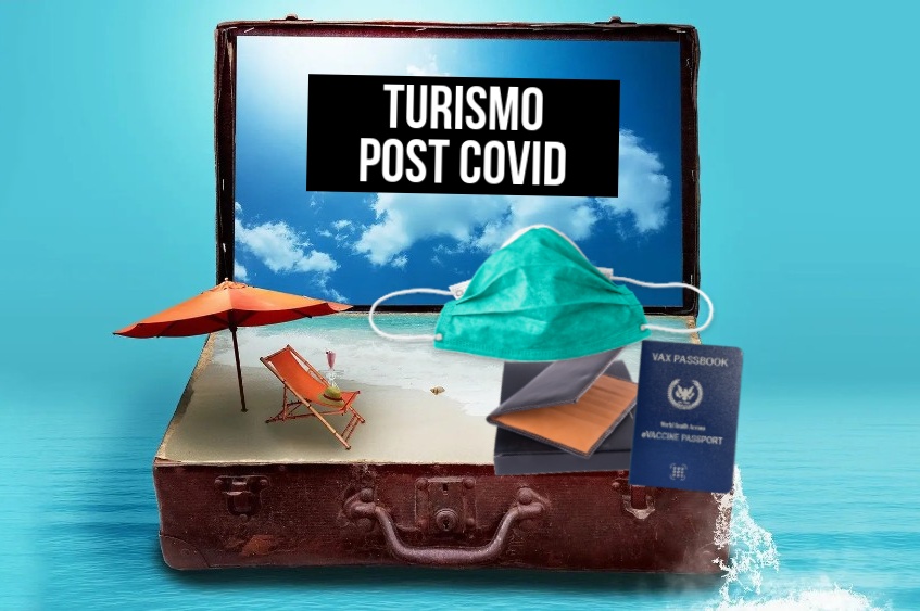 maleta de viaje, sombrilla, arena, pasaportes de vacunación y mascarilla, cartel de Turismo Post Covid