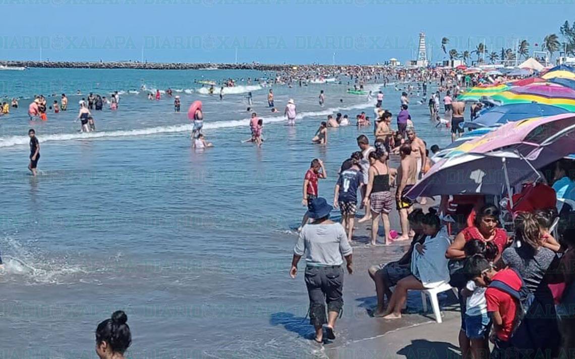 playa abarrotada en Acapulco