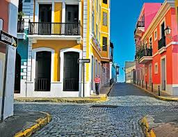 Miles de turistas visitan Viejo San Juan